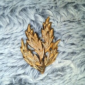 Vintage Crown Trifari Gold Tone Ethereal Leaf Brooche